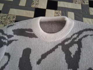 Jersey streetwear estampado gris y blanco