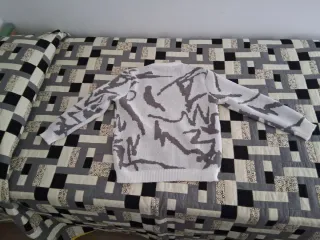 Jersey streetwear estampado gris y blanco