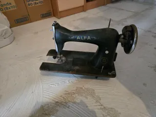 Máquina de coser antigua alfa