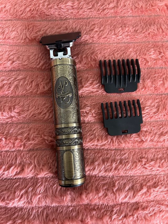 Máquina de afeitar estilo vintage dorada