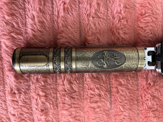 Máquina de afeitar estilo vintage dorada