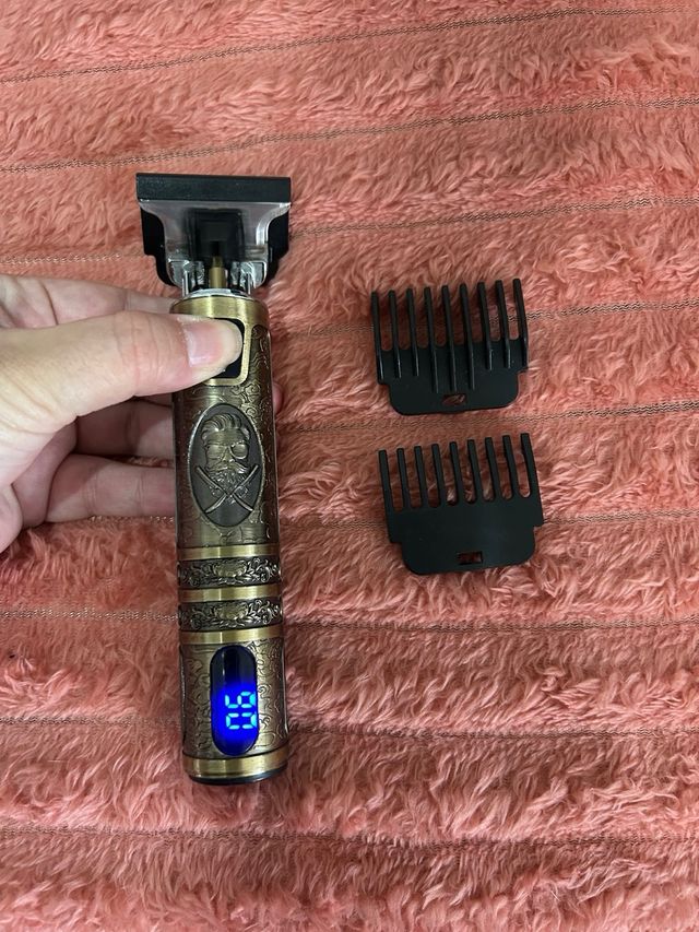 Máquina de afeitar estilo vintage dorada