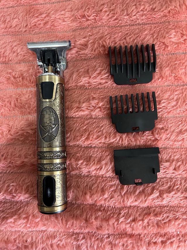 Máquina de afeitar estilo vintage dorada