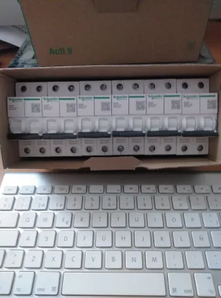 6x Automáticos 2p 40A  Magnetotermico pías