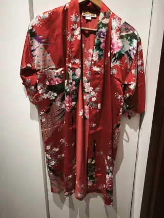 Kimono Rosso con Pavoni e Fiori