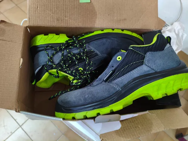 Botas de seguridad grises y verdes