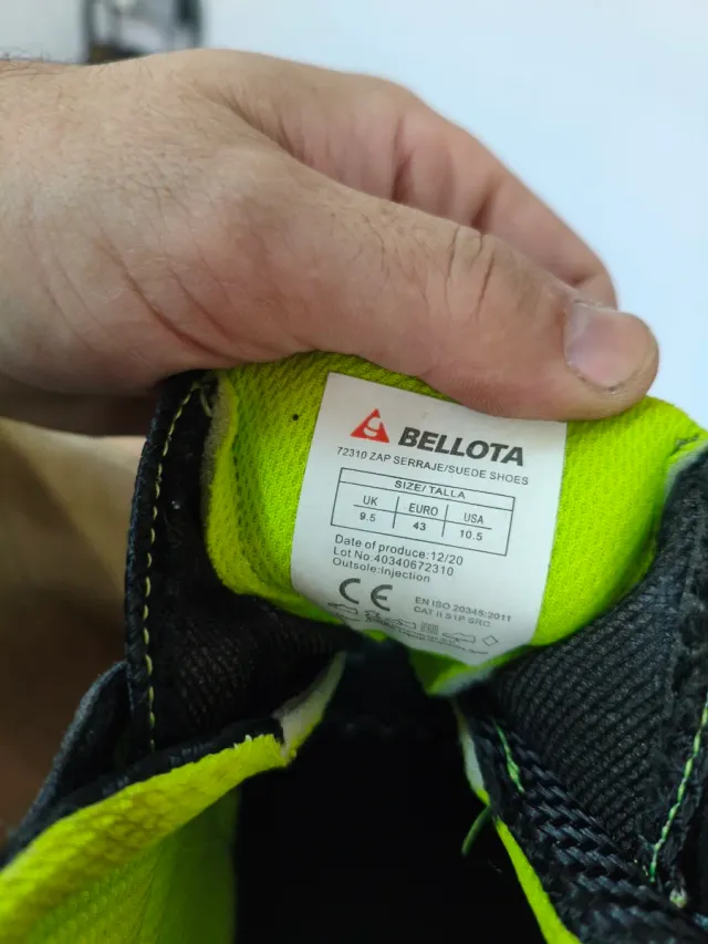 Botas de seguridad grises y verdes