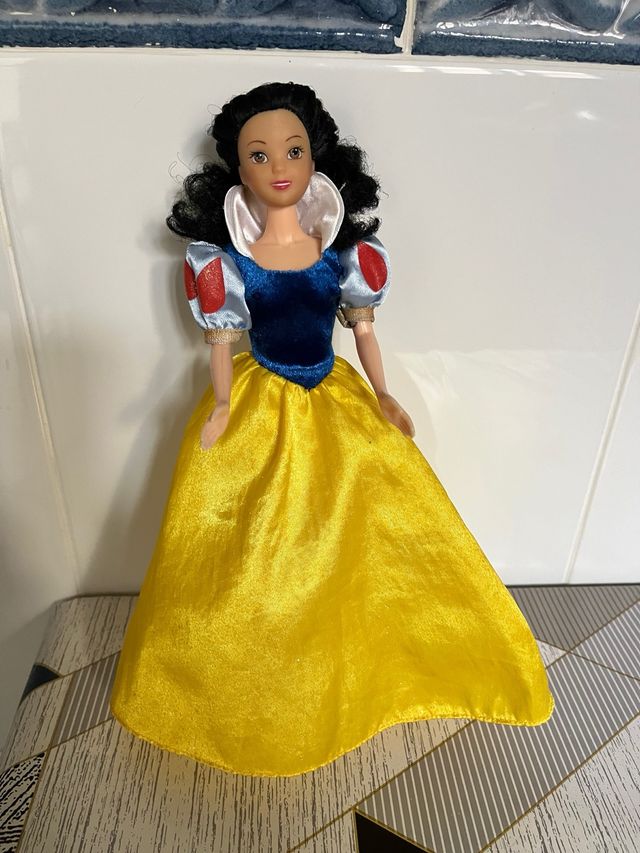 Muñeca Blancanieves Vestido Amarillo