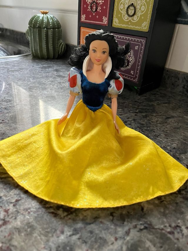 Muñeca Blancanieves Vestido Amarillo