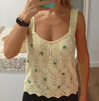 Top de punto amarillo con flores