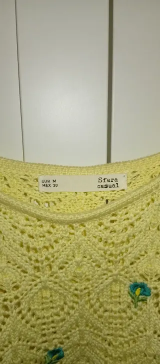 Top de punto amarillo con flores