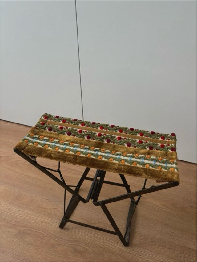 Taburete vintage de anticuario tapiz terciopelo