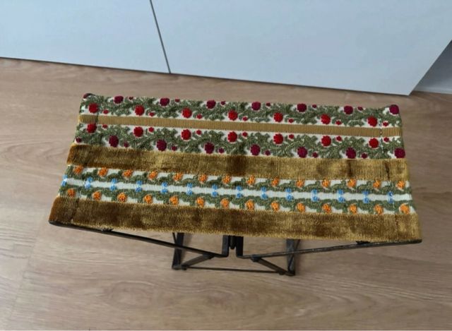 Taburete vintage de anticuario tapiz terciopelo