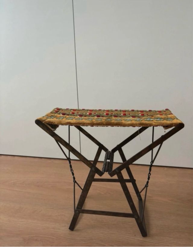 Taburete vintage de anticuario tapiz terciopelo