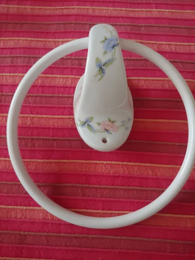 Toallero de porcelana con flores