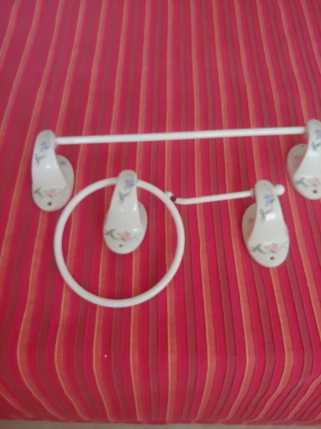 Toallero de porcelana con flores