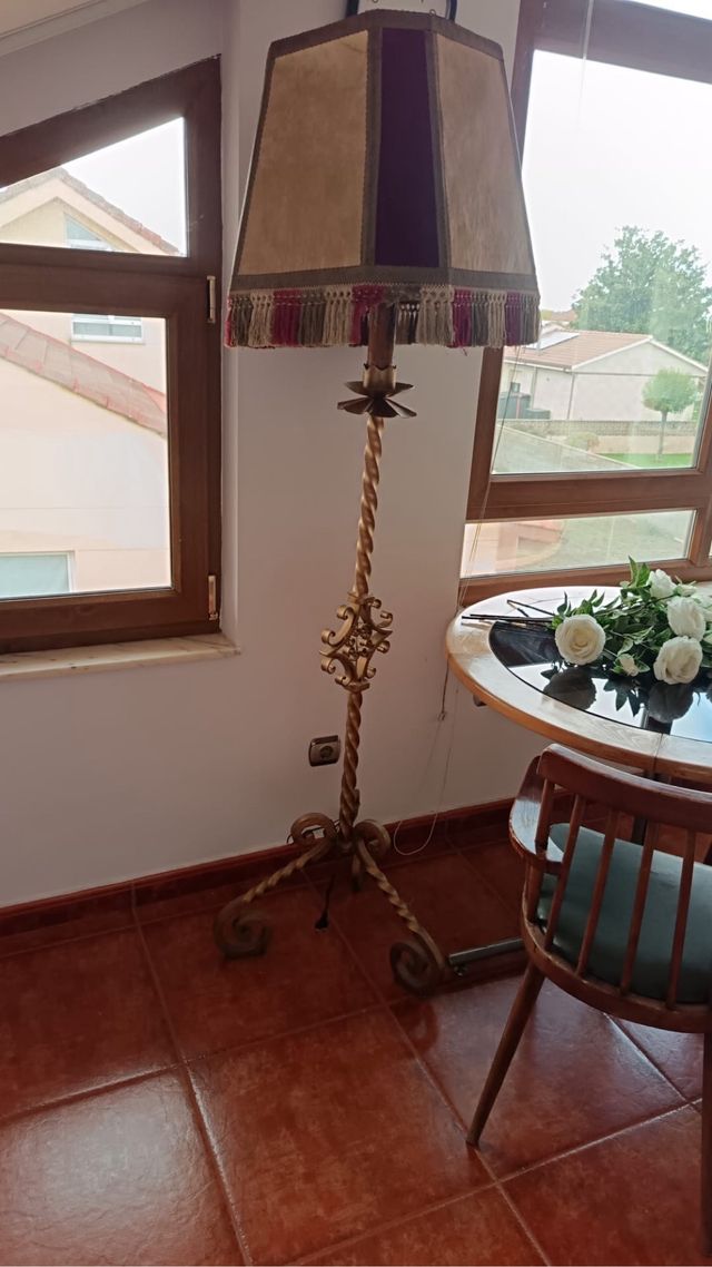 Lámpara de pie vintage dorada