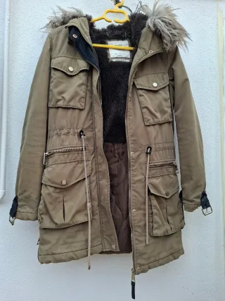 Parka verde y marrón con capucha