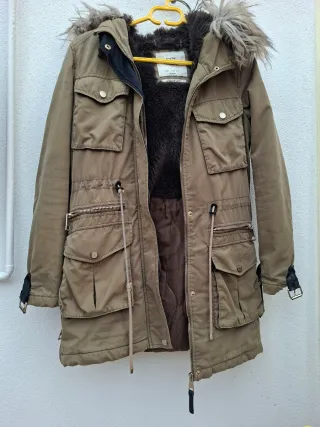 Parka verde y marrón con capucha