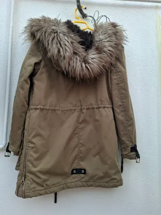 Parka verde y marrón con capucha