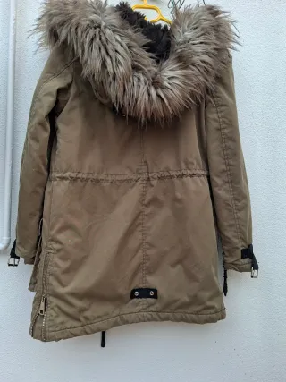 Parka verde y marrón con capucha