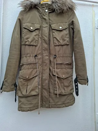 Parka verde y marrón con capucha