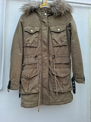 Parka verde y marrón con capucha