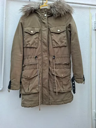 Parka verde y marrón con capucha