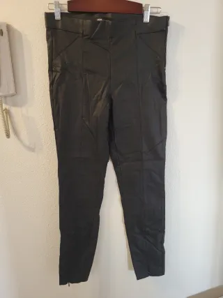 Pantalón encerado zara L negro tipo leather-look