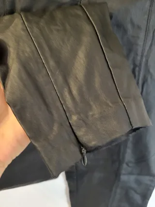 Pantalón encerado zara L negro tipo leather-look