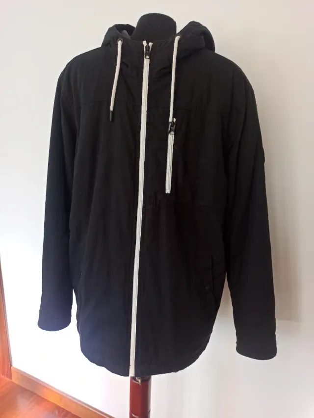 Parka básica negra con capucha