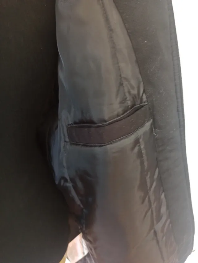 Parka básica negra con capucha