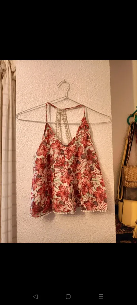 Top floral de tirantes