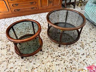 Set di 2 tavolini rotondi in legno e vetro