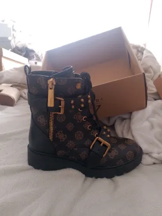 Botines Guess Marrón y Negro