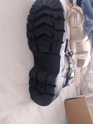 Botines Guess Marrón y Negro