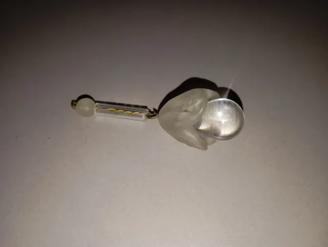 Várias lágrimas de cristal, flor.