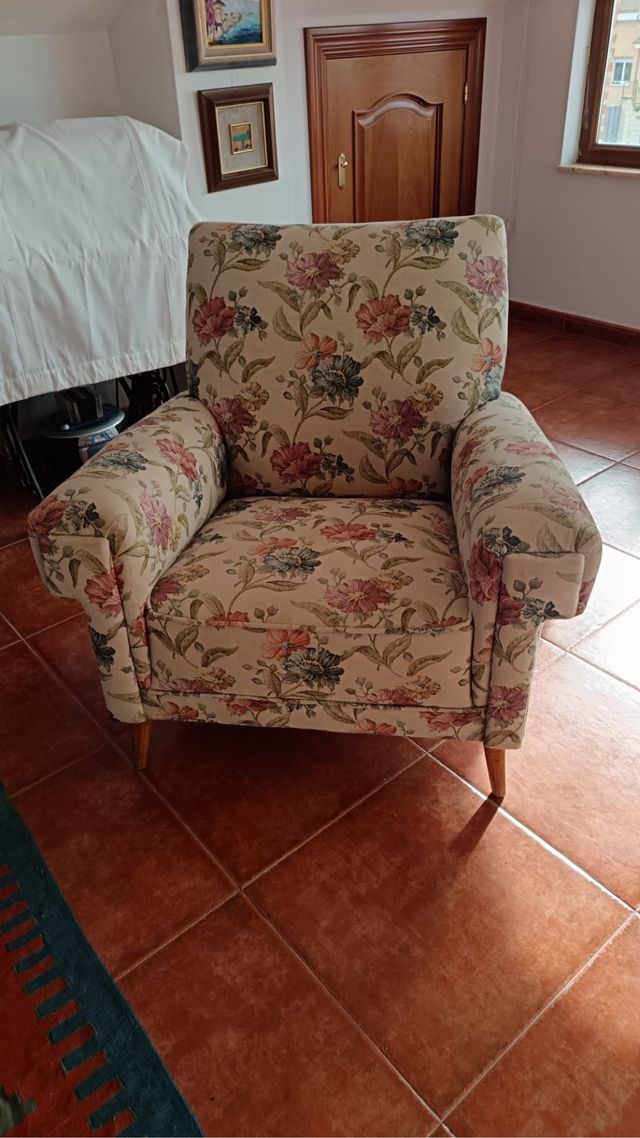 Sillón de tela estampado floral