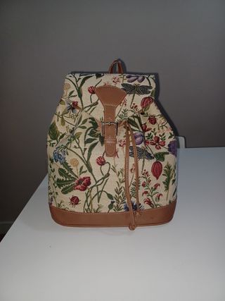 Mochila estampado flores y cuero