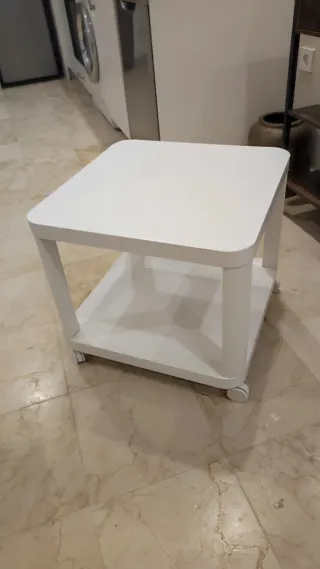 Mesa auxiliar Tingby Ikea blanca con ruedas