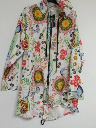 Chubasquero estampado floral