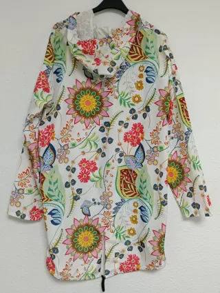 Chubasquero estampado floral