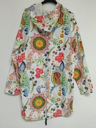 Chubasquero estampado floral
