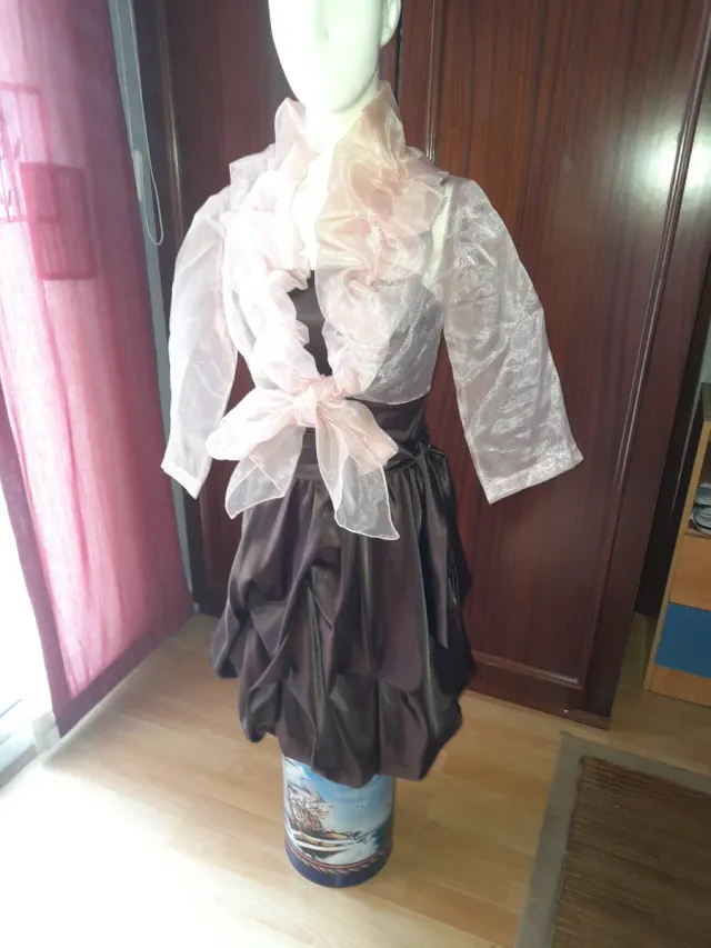 Vestido de fiesta marrón con chaquetilla rosa