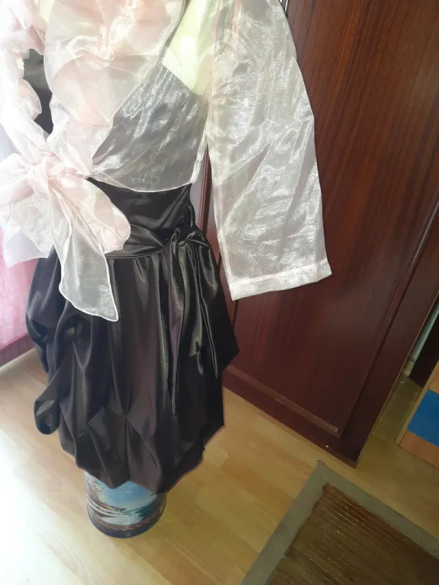 Vestido de fiesta marrón con chaquetilla rosa