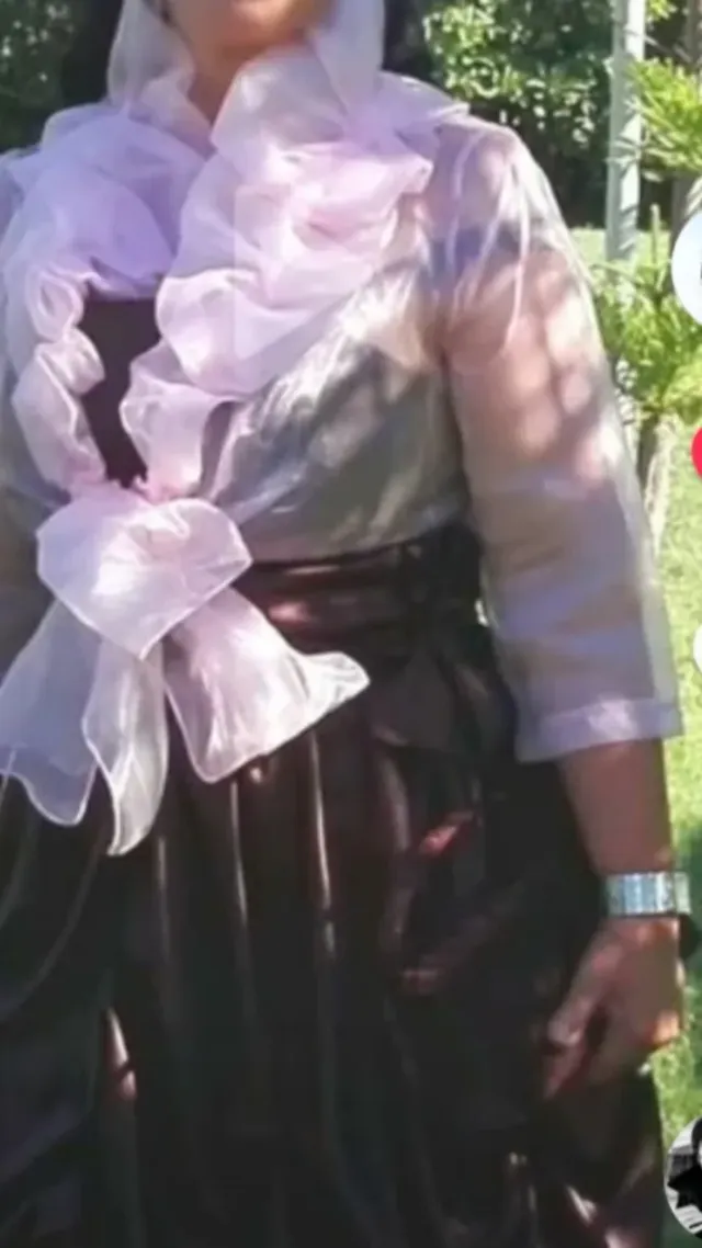 Vestido de fiesta marrón con chaquetilla rosa