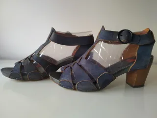 Sandalias de tacón azul y marrón