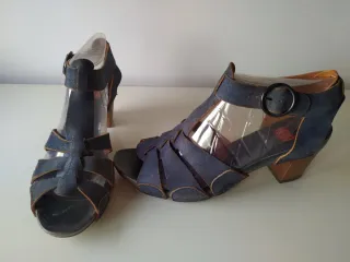 Sandalias de tacón azul y marrón