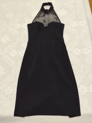 Vestido negro halter con escote ilusión