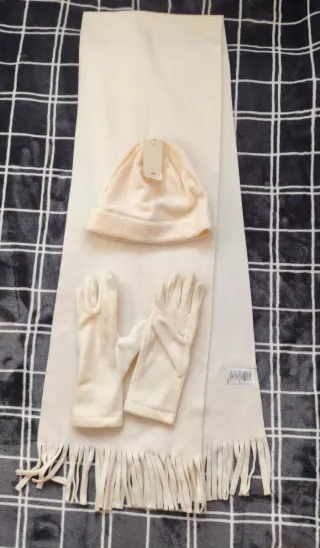 Conjunto bufanda, gorro y guantes beige